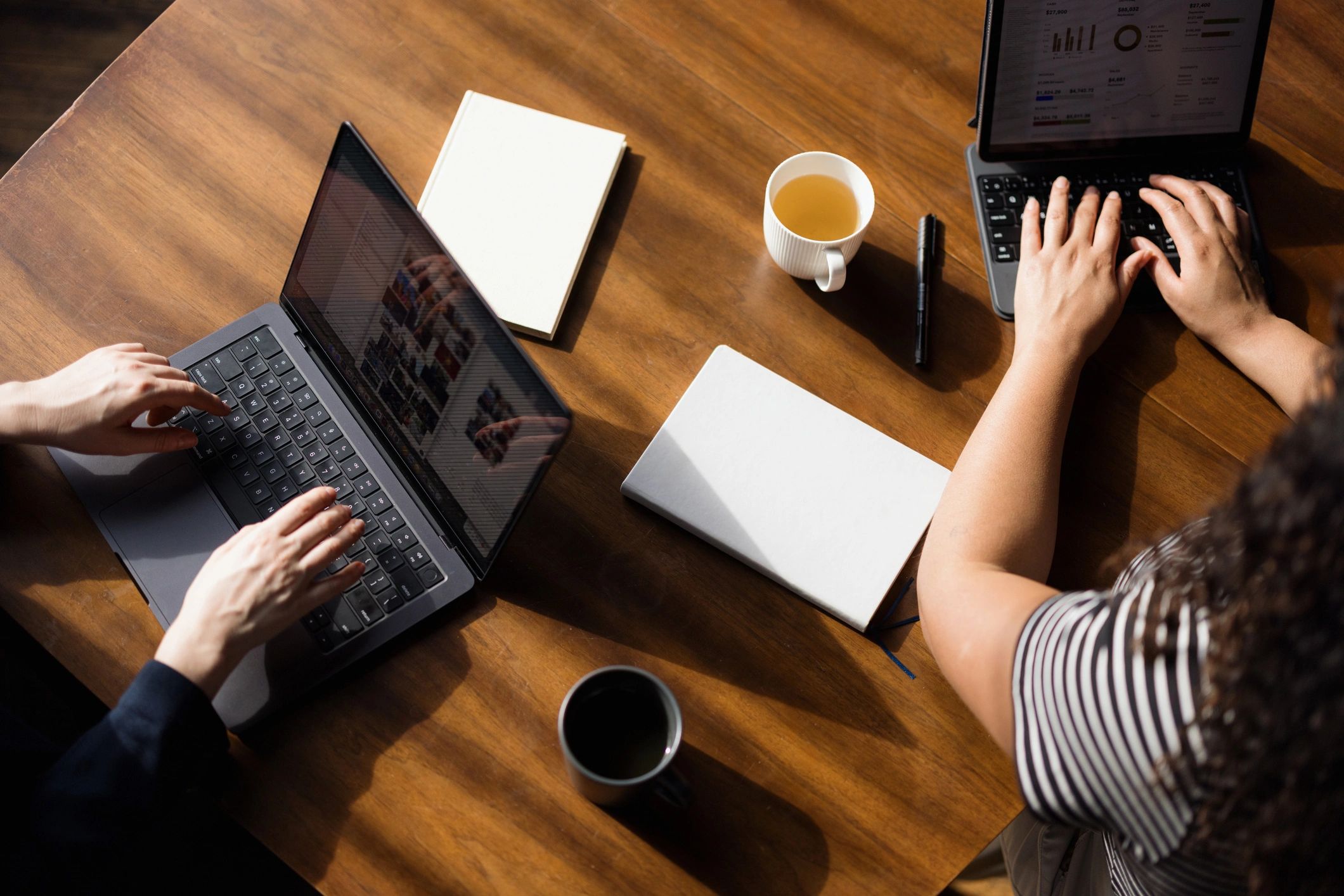 Hands-on software planning on laptops and tablets in an office